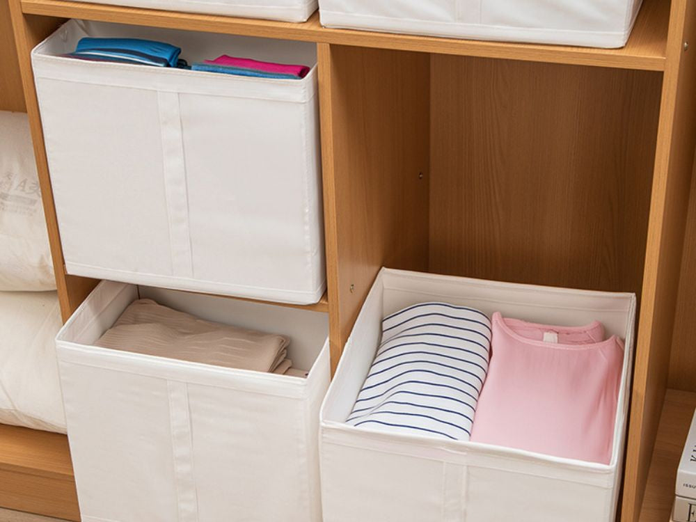 Organizatora kaste drēbēm, drēbju veļa, liels skapja konteiners