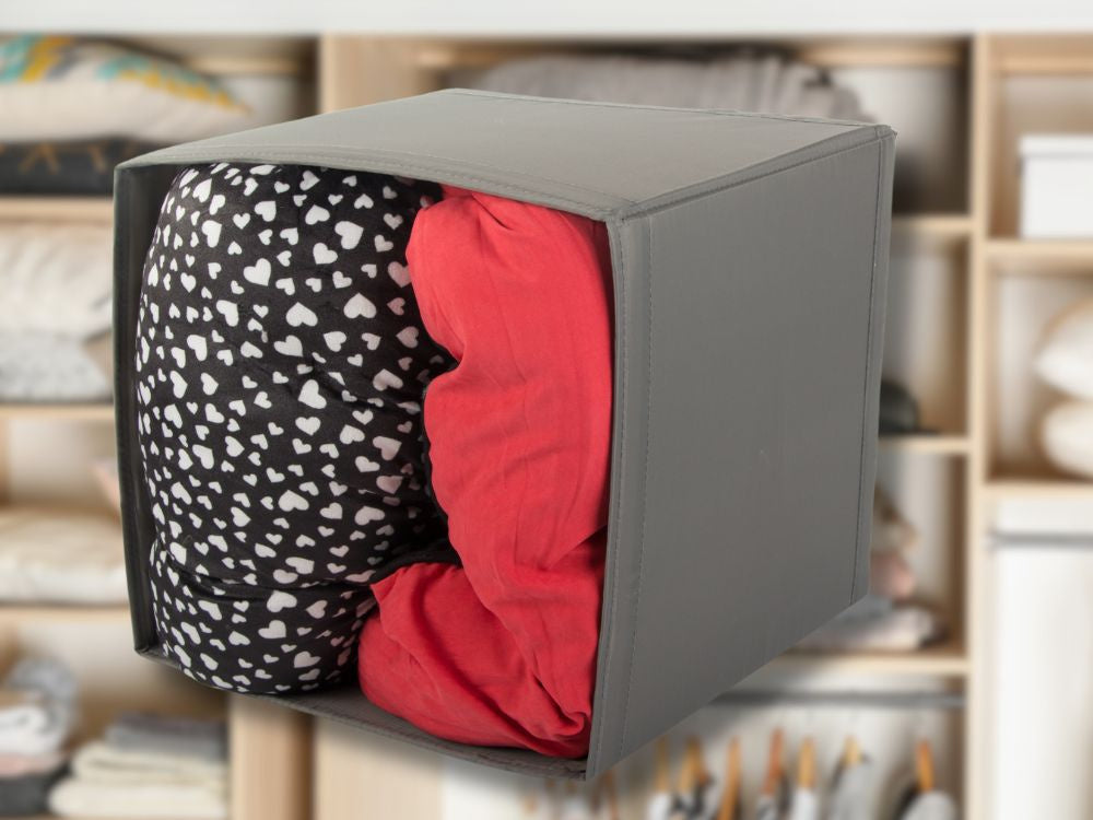 Organizatora kaste drēbēm, drēbju veļa, liels skapja konteiners