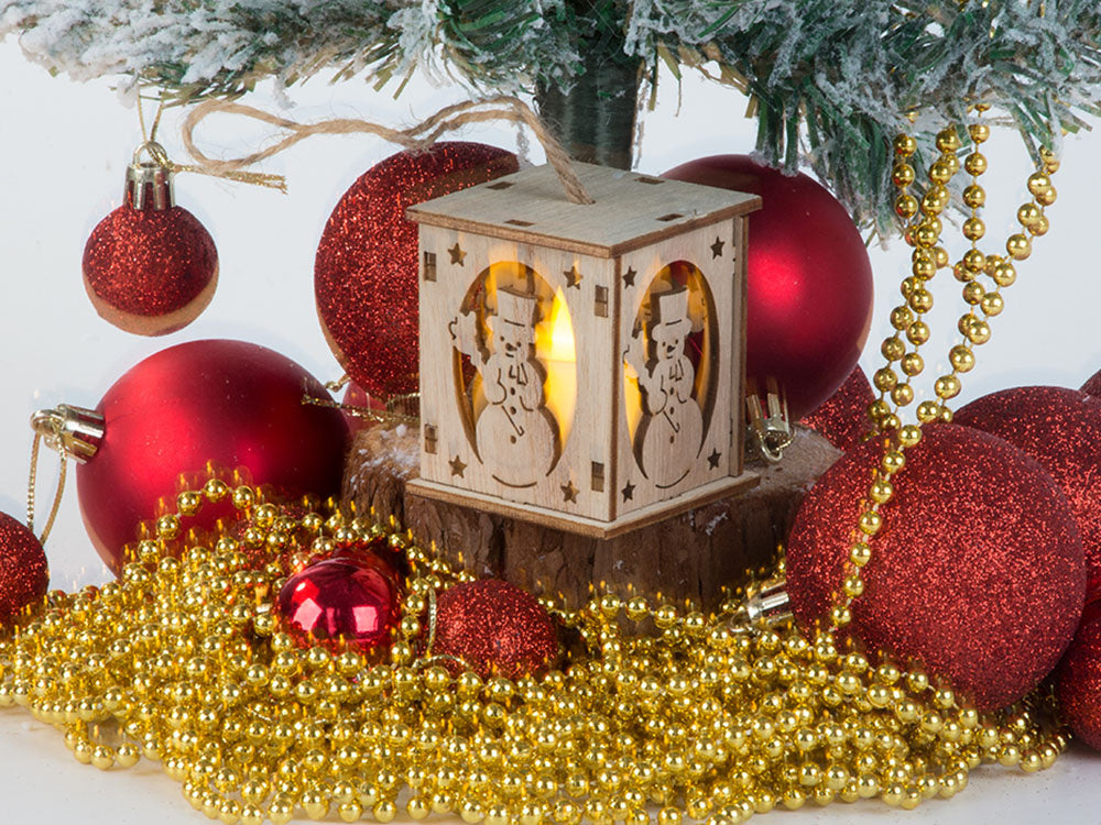 Koka karājas Ziemassvētku eglītes laternas apgaismojums Ziemassvētku rotājums sniegavīrs