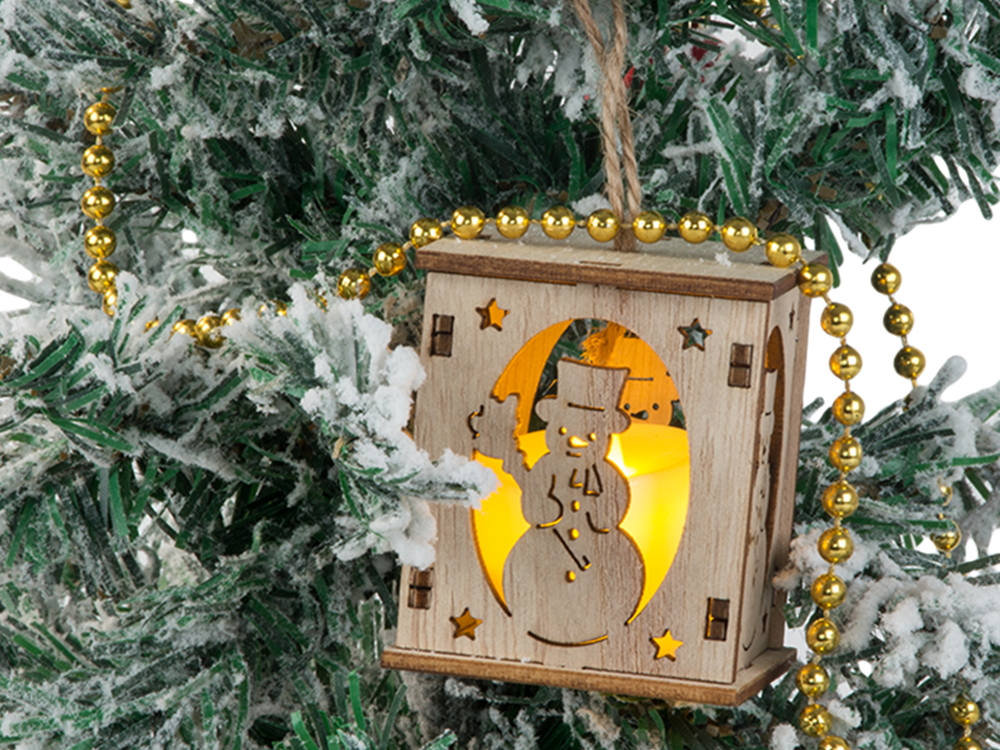 Koka karājas Ziemassvētku eglītes laternas apgaismojums Ziemassvētku rotājums sniegavīrs