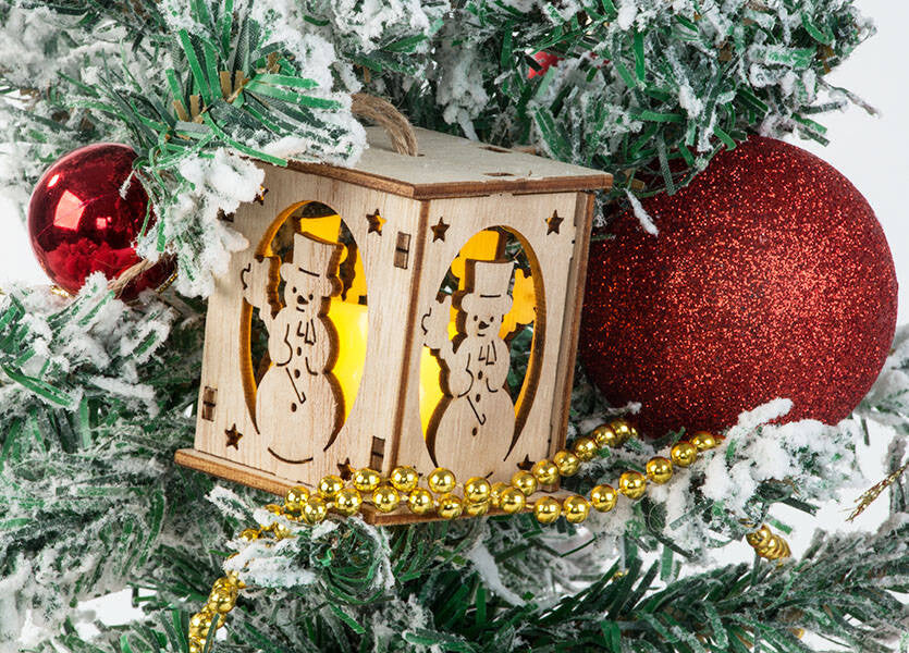 Koka karājas Ziemassvētku eglītes laternas apgaismojums Ziemassvētku rotājums sniegavīrs