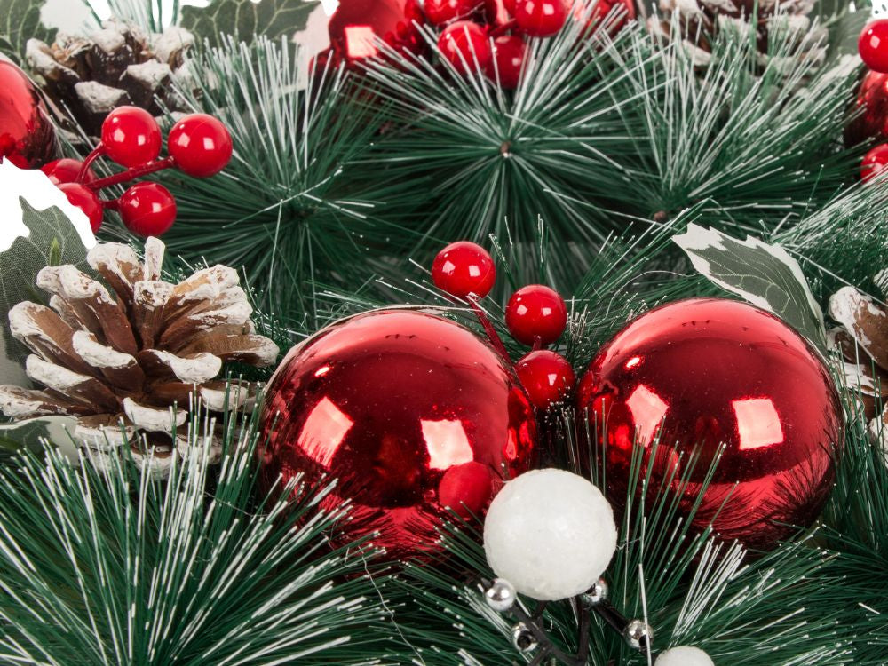 Ziemassvētku dekoratīvā vītne sarkanā un baltā Ziemassvētku dekoratīvā vītne