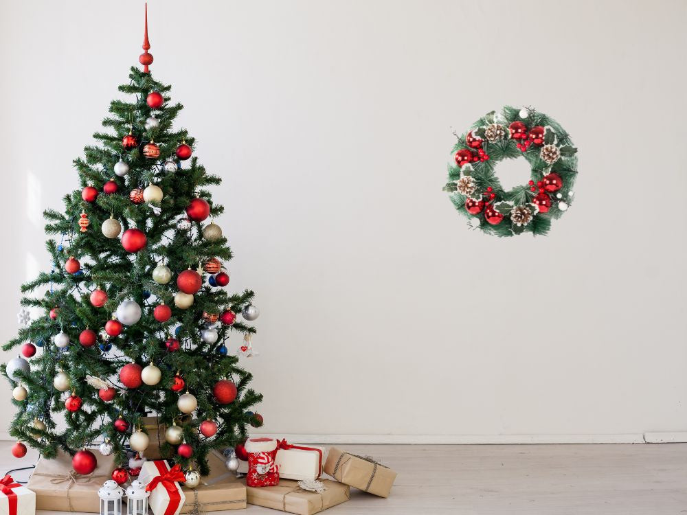 Ziemassvētku dekoratīvā vītne sarkanā un baltā Ziemassvētku dekoratīvā vītne