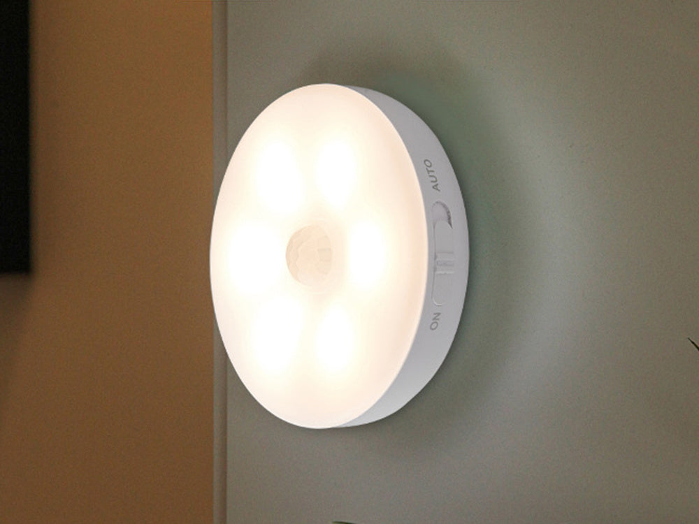 Pašlīmējoša LED lampa ar kustības sensora naktslampiņu no krēslas līdz rītausmai kāpnēm