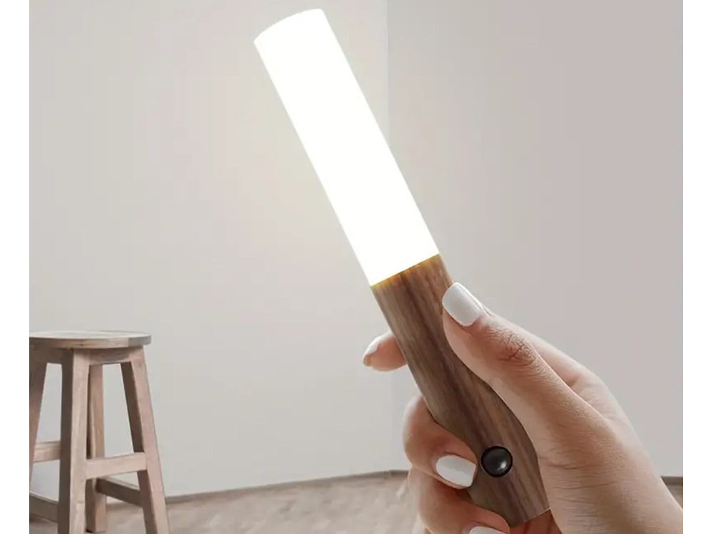 LED lampa ar siltu sienas lampu un kustību detektoru, pie sienas stiprināmu magnētu