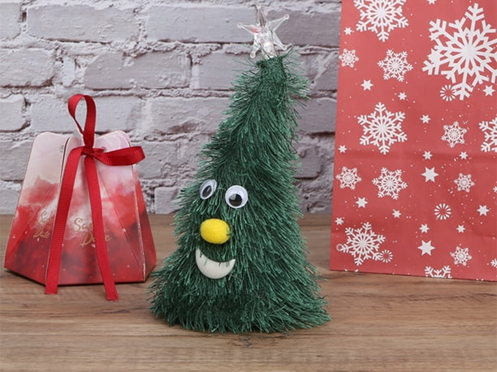 Dejojoša Ziemassvētku eglīte, dziedāšana, dziedāšana, spēlēšana, dāvana, spīdoša, smieklīga, pirmdiena