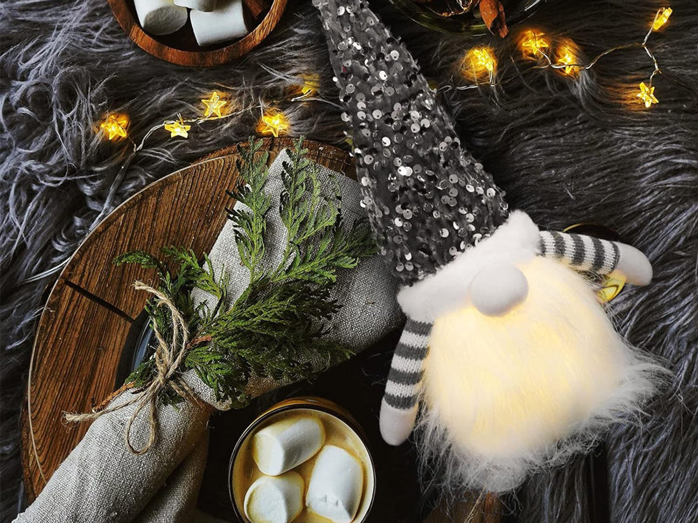 Rūķa rūķītis ar apgaismotu LED vēdera Ziemassvētku rūķīti zem Ziemassvētku eglītes