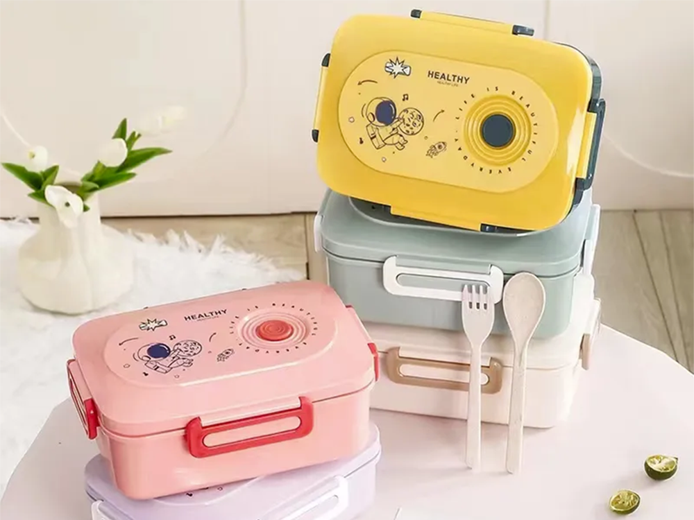 Pusdienu kastes brokastu trauks pusdienām ar nodalījumiem galda piederumiem