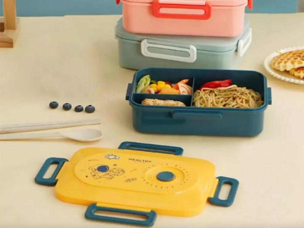 Pusdienu kastes brokastu trauks pusdienām ar nodalījumiem galda piederumiem