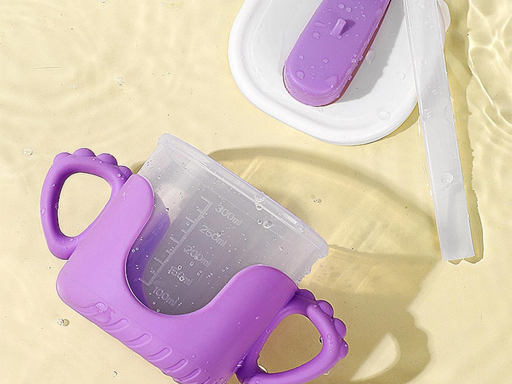 Bērnu dzeršanas krūzīte ar silikona rokturiem, 300 ml, ar salmiņu
