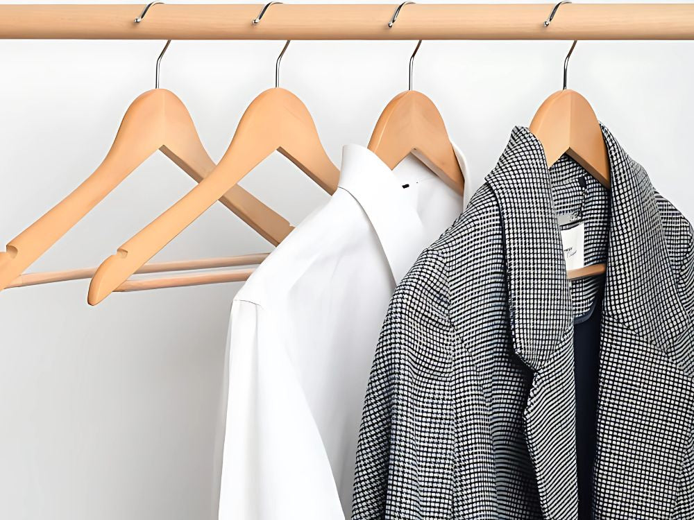 3x lakoti koka turētāji apģērbam, koka turētāju komplekts