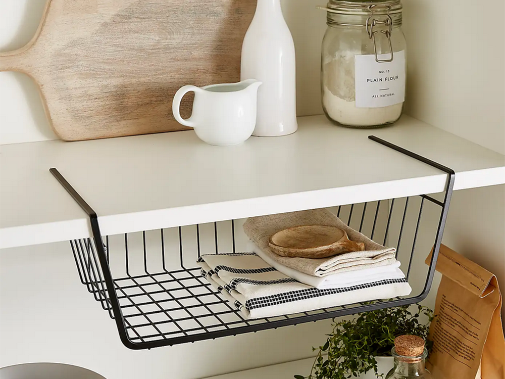 Piekarināms grozs zem plaukta metāla groza organizators virtuves grozs baltā krāsā