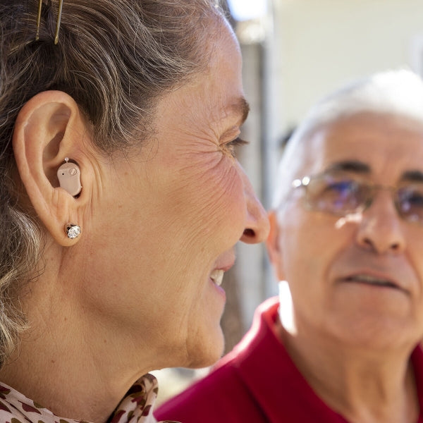 Ausīs ievietojams dzirdes pastiprinātājs ar piederumiem