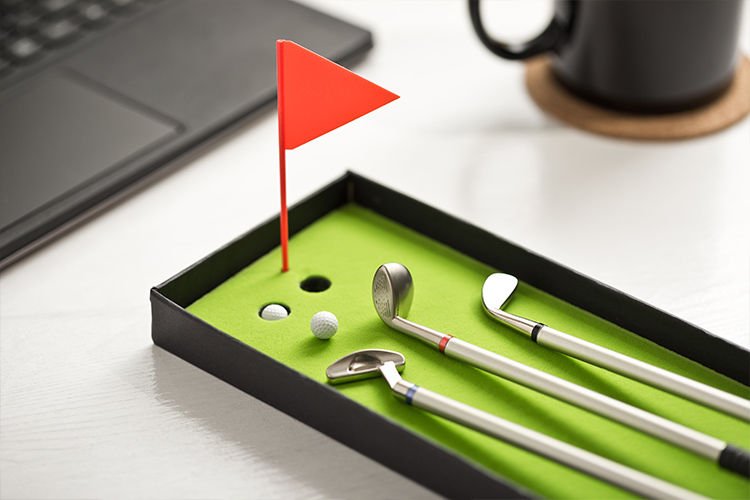 Golfa laukums ar nūjām, bedrītēm un bumbiņām