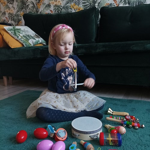 Koka mūzikas instrumenti mugursomā