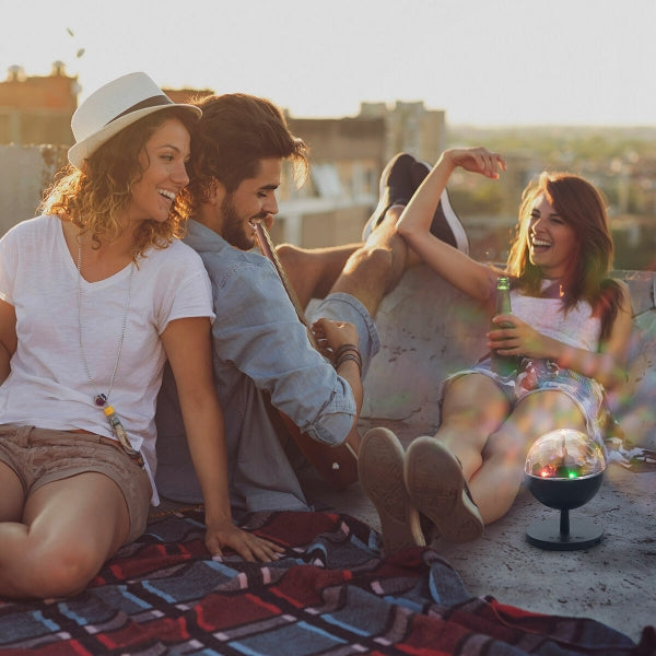 Uzlādējams LED projektors ar skaļruni