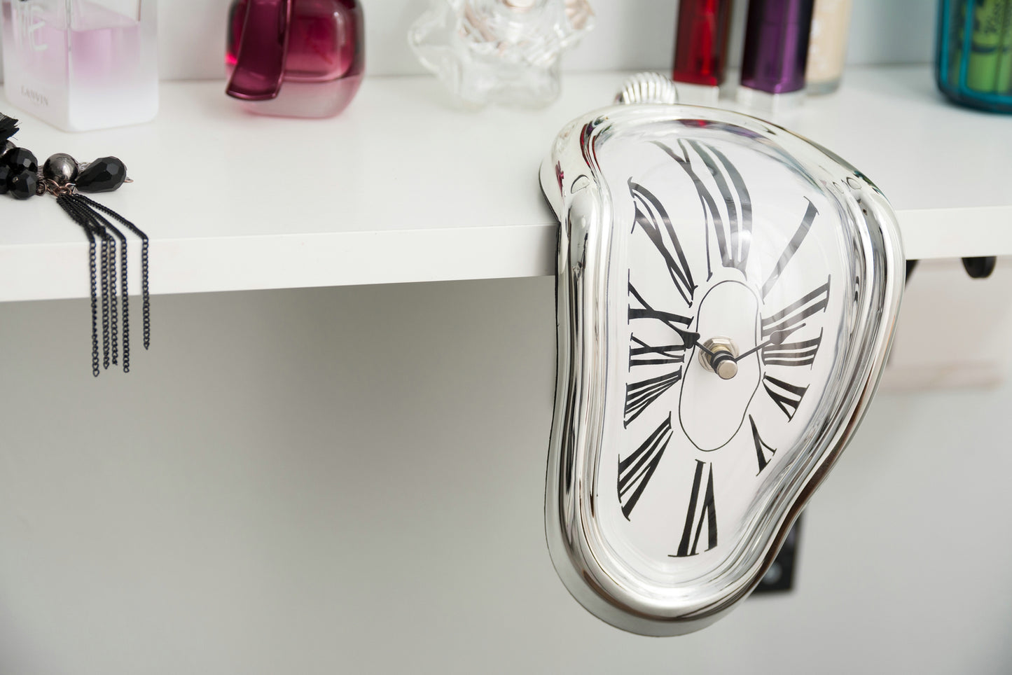 Kūstošais pulkstenis ar Romiešu ciparnīcu