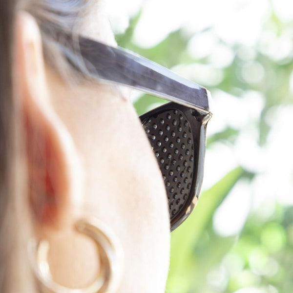 Brilles ar caurumiem