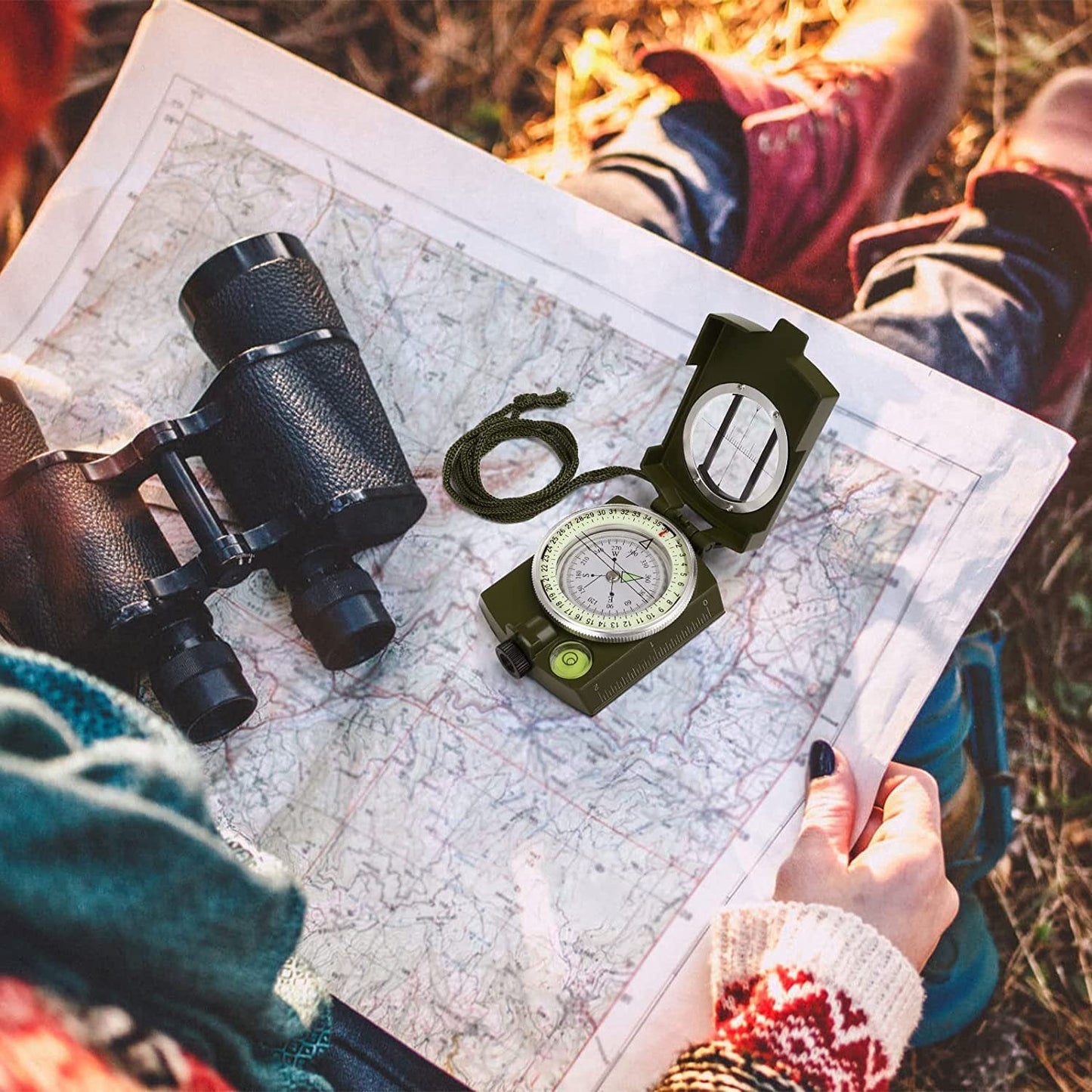 Metālisks kompass ar vāku un maciņu