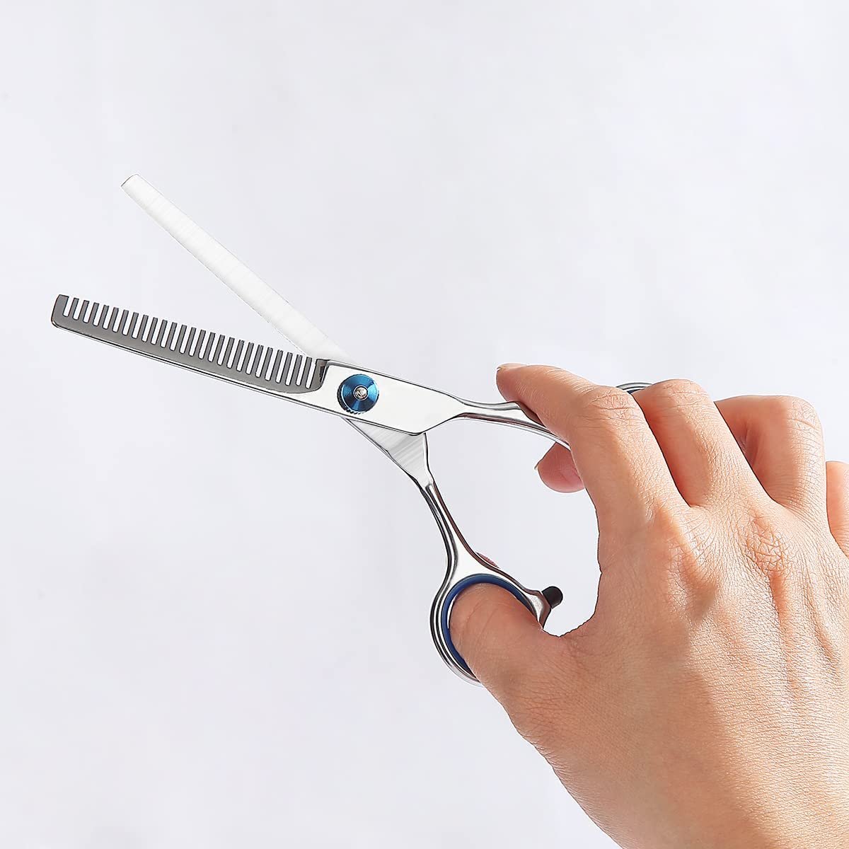 Frizieru šķēres matu griešanai