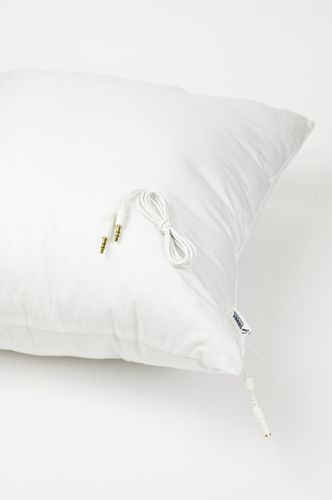 Spilvens ar austiņu pieslēgšanas vadu