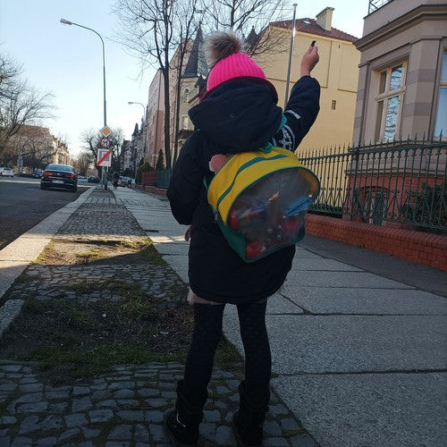 Koka mūzikas instrumenti mugursomā