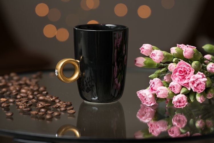 Krūze melna ar zelta gredzena rokturi