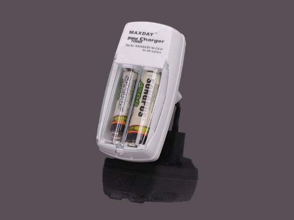 Kontaktligzdas bateriju lādētājs 2x akumulātoriem