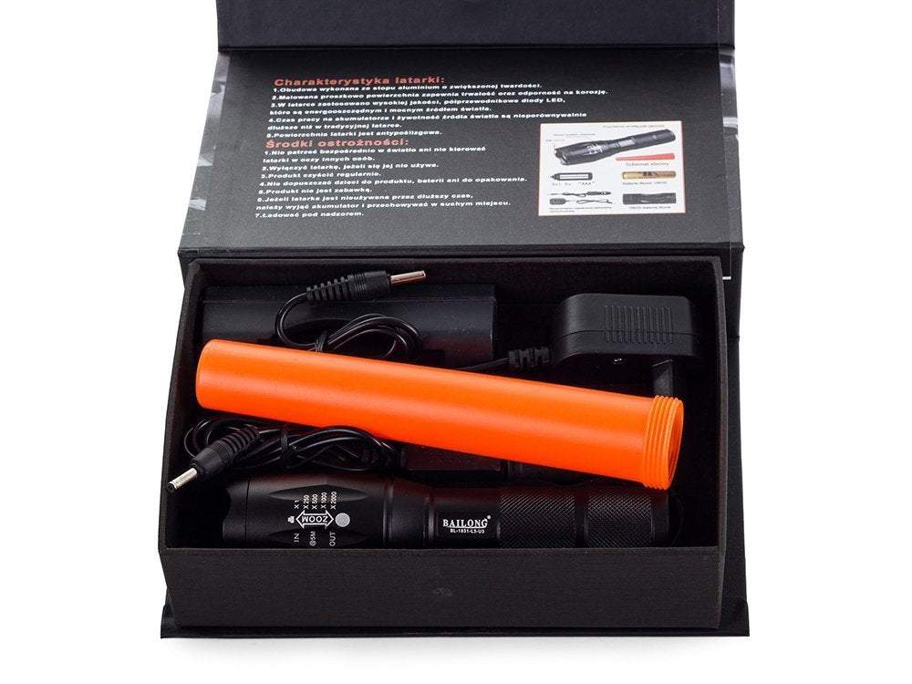 Taktiskais lukturis ar signalizēšanas pārklājumu