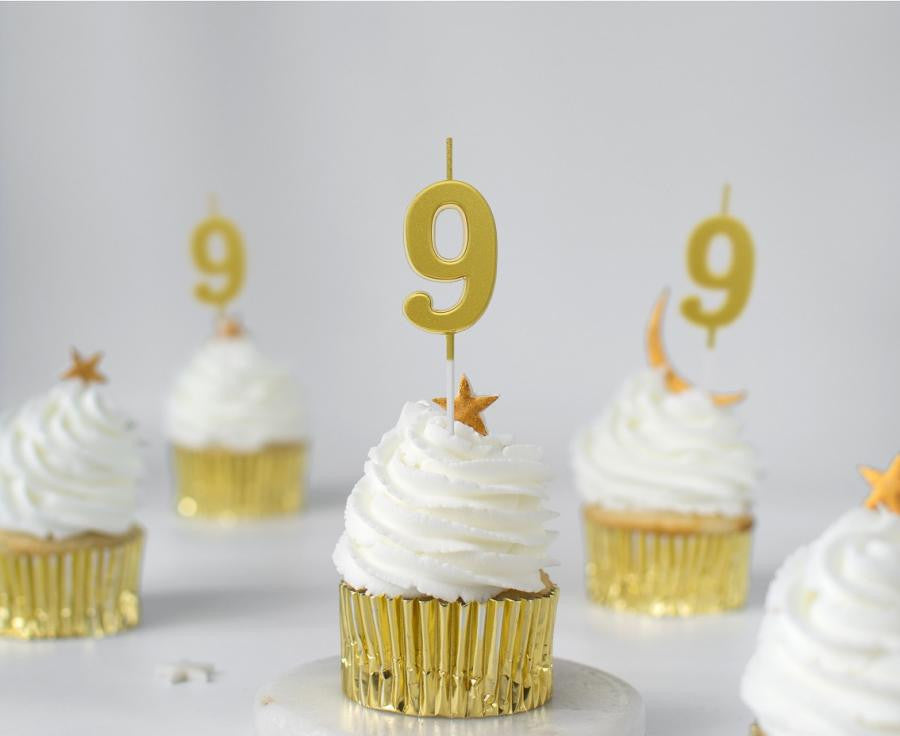Metāliski zelta skaitlis, zelta ciparu svece, dzimšanas dienas tortes svece ar skaitli 9