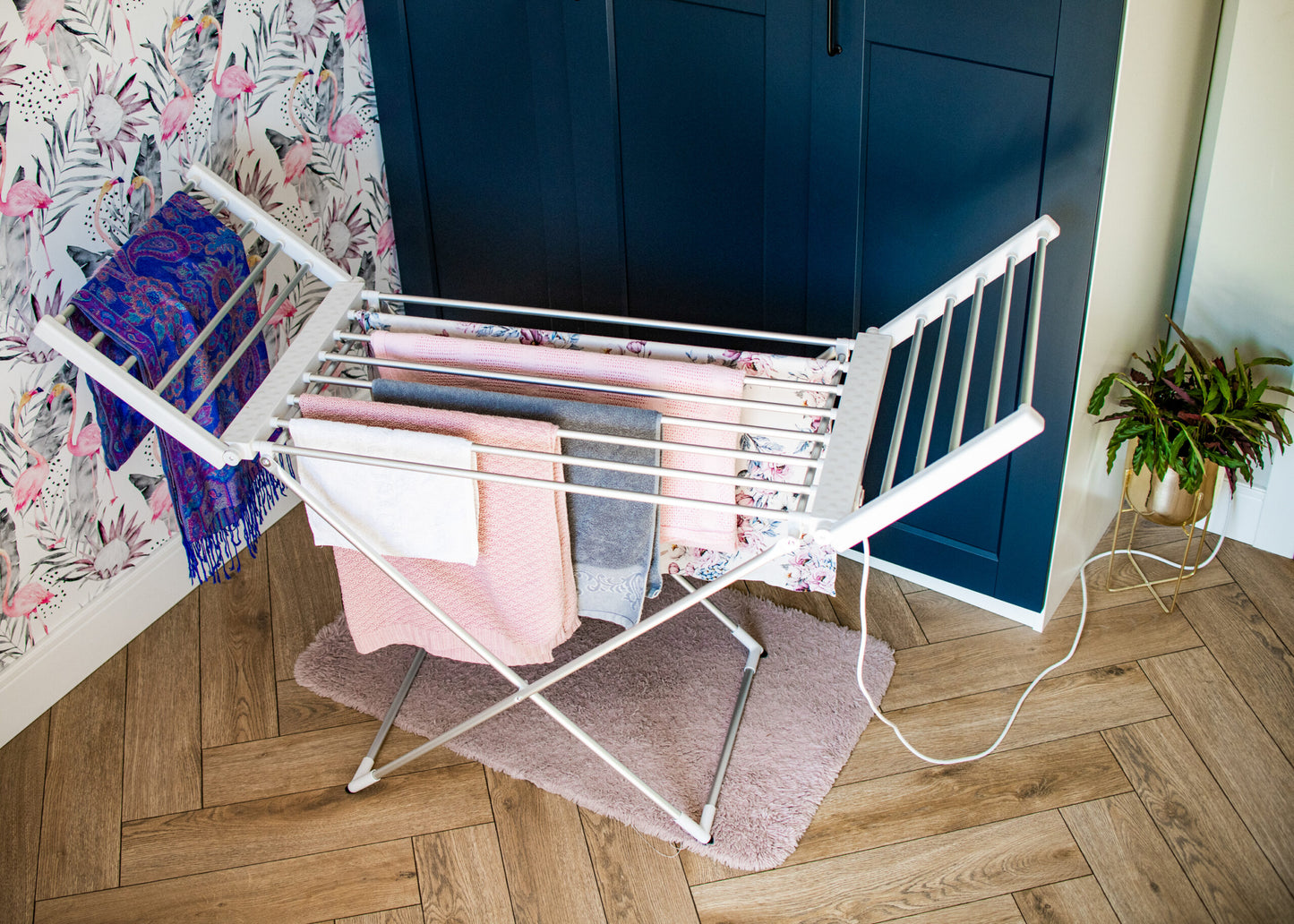 Elektriskais drēbju žāvēšanas statīvs