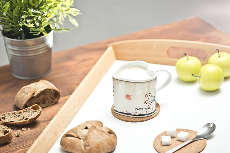 Krāsu mainoša krūze sirds formā