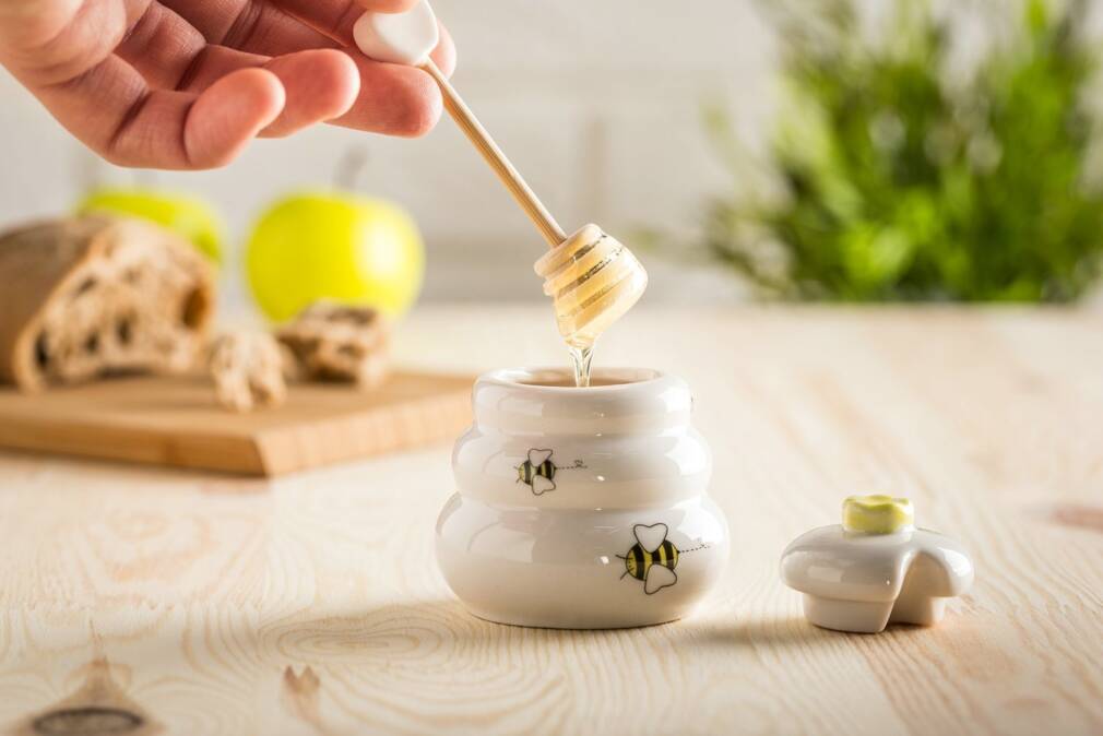 Porcelāna medus pods ar koka mērci