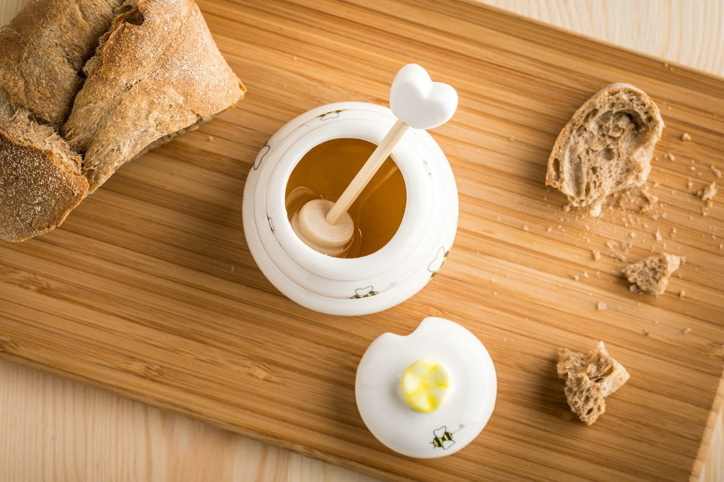 Porcelāna medus pods ar koka mērci