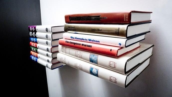 Neredzams grāmatu plaukts