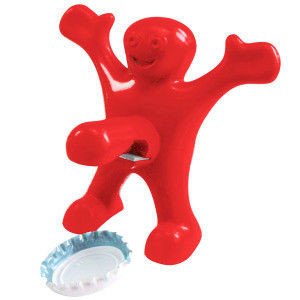 Laimīgs vīrietis pudeļu attaisāmais