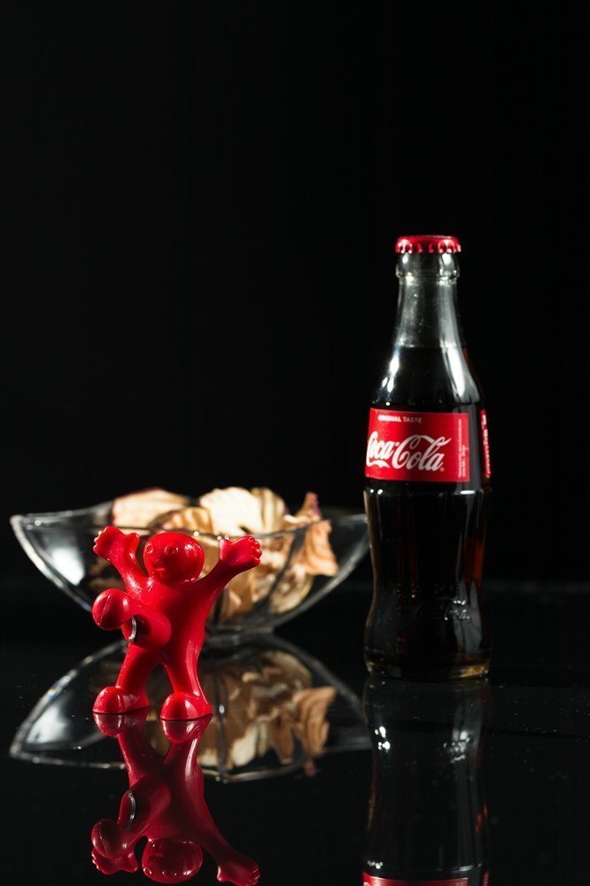 Laimīgs vīrietis pudeļu attaisāmais