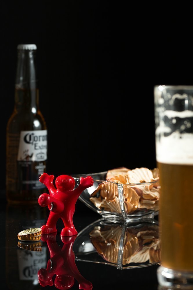 Laimīgs vīrietis pudeļu attaisāmais