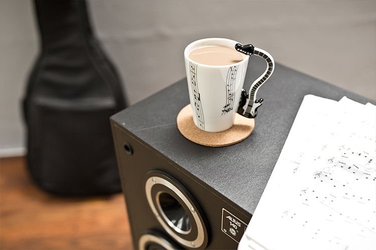 Mūzikas krūze - MELNĀ ĢITĀRA