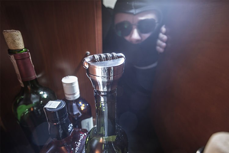 Pudeles slēdzene metāla kannā