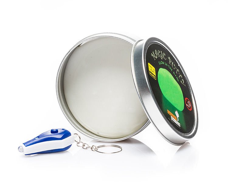 Burvju tepe - spīd tumsā ar UV gaismu