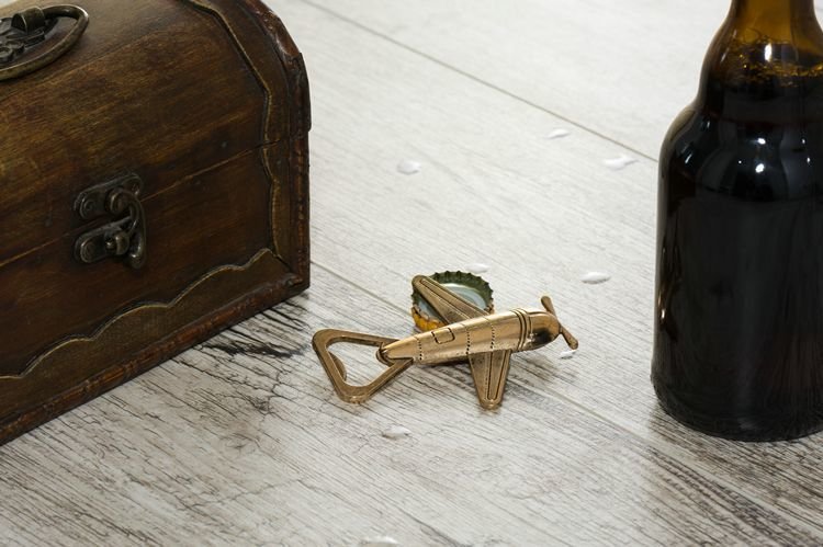 Pudeļu attaisāmais - retro stila lidmašīna