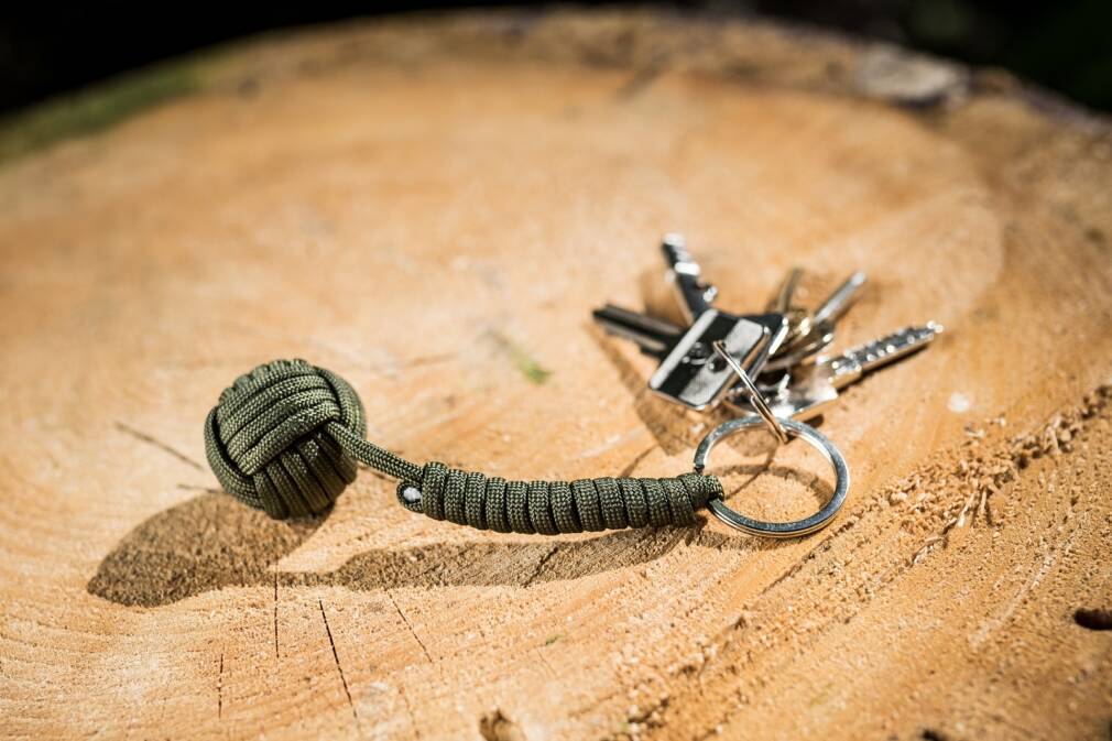 Pērtiķa dūre - pašaizsardzības atslēgu piekariņš