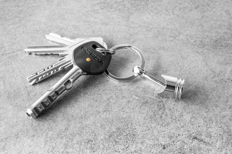 Moto virzuļa atslēgu piekariņš