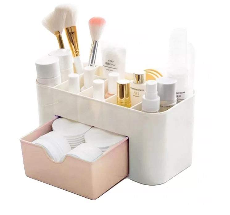 Kosmētikas un otu organizators ar plauktiem