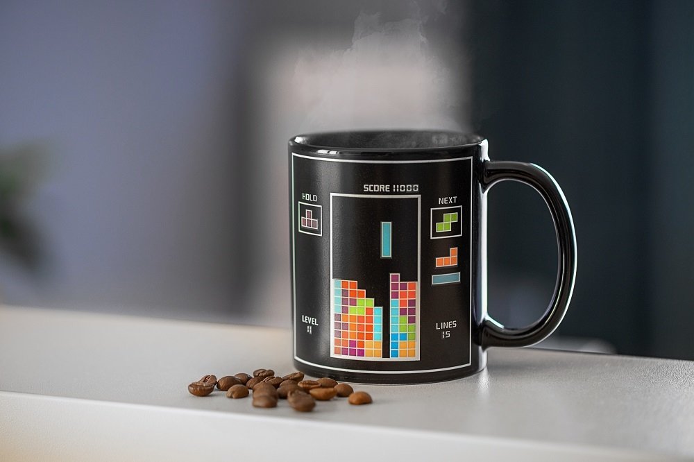 Retro spēļu krūze, kas maina krāsu