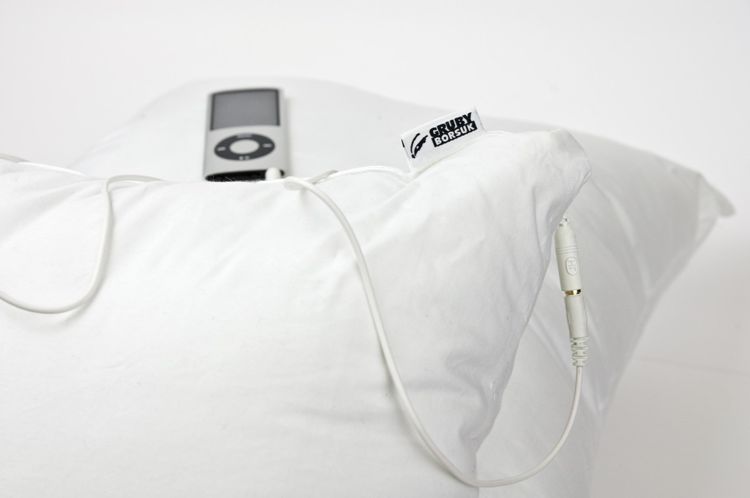 Spilvens ar austiņu pieslēgšanas vadu