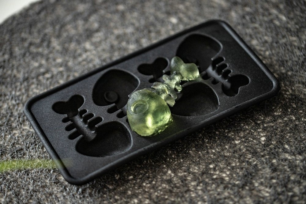 Ledus forma "Zivju kauli", melna.