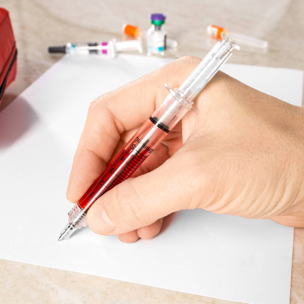 Pildspalva šļirces dizainā.