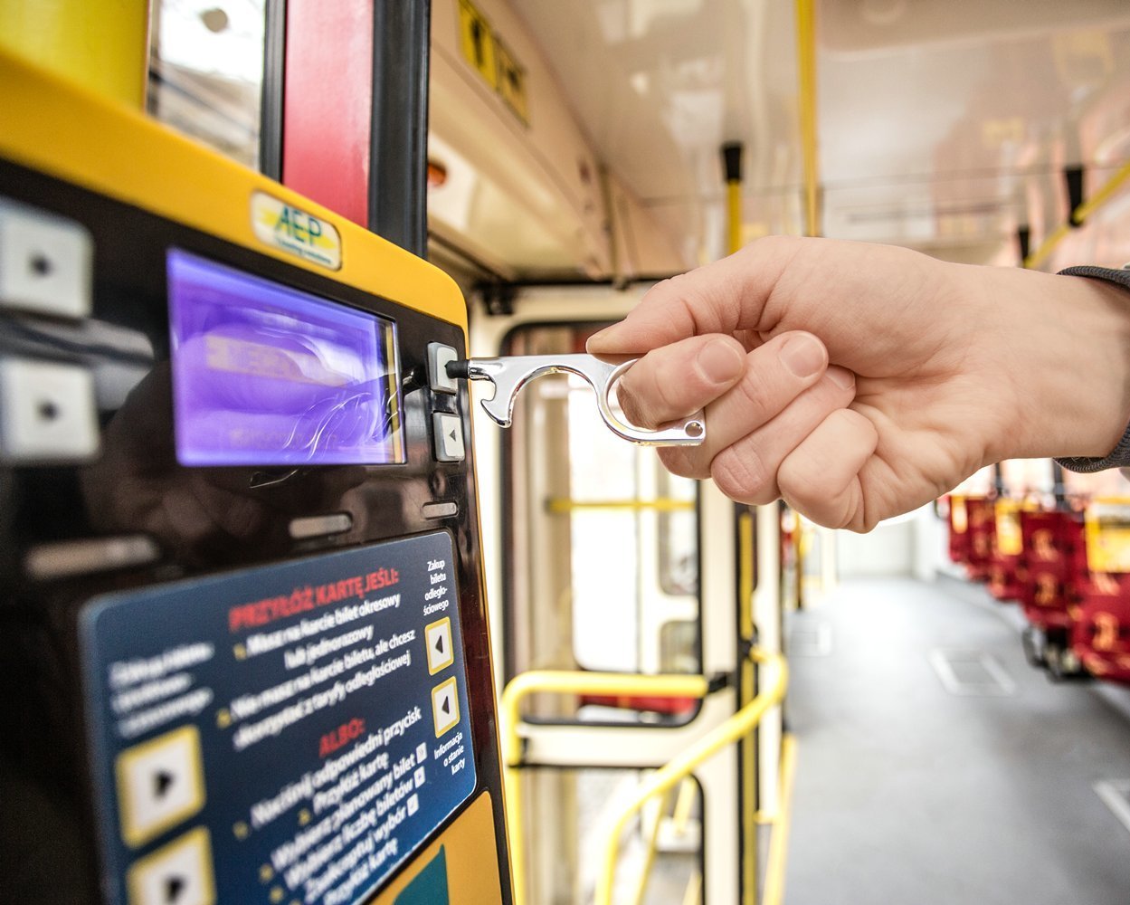 Bezkontakta daudzfunkciju atslēgu piekariņš - SUDRABA